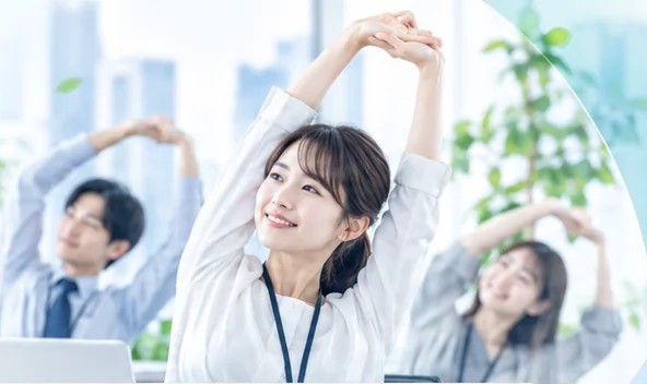 オフィスでストレッチをする社員